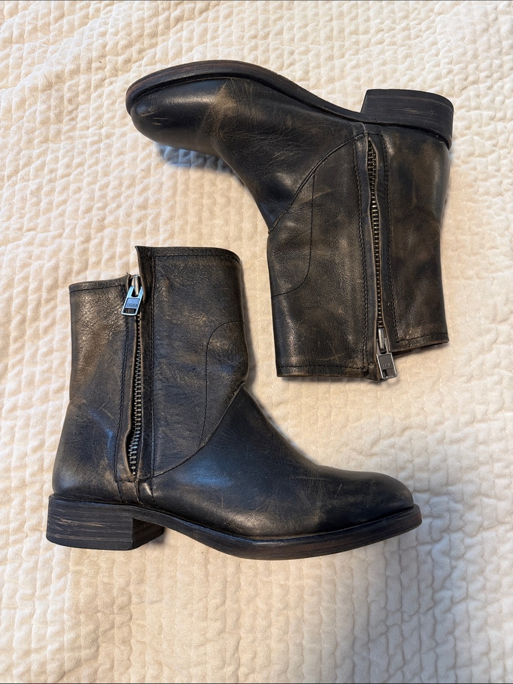 Hinge Sheldon Ankle Boots